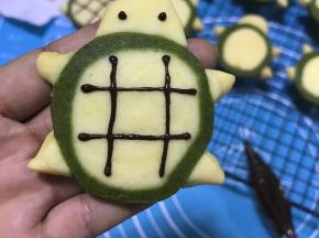 饼干冷却后，画出想要的图案。