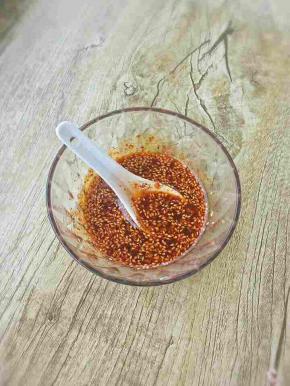 把生抽、醋、花椒油、辣椒油、白糖、白芝麻倒入碗中拌匀，做汁备用。