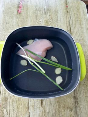 祸中做水，冷水下鸡胸、姜、葱，大火烧开，转中小火15分钟，将其煮熟。