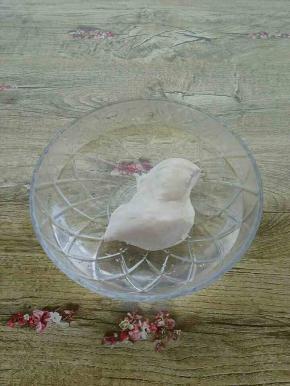 捞出来，放入凉水中浸泡几分钟(放凉水的作用是:能有效的锁住鸡胸里面的水份)