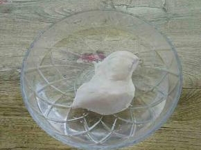 捞出来，放入凉水中浸泡几分钟(放凉水的作用是:能有效的锁住鸡胸里面的水份)