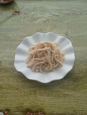顺着鸡胸的条纹，用手撕成丝。
