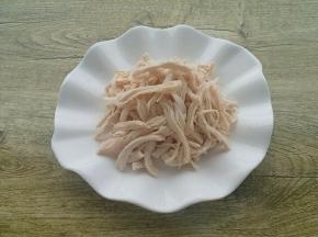 顺着鸡胸的条纹，用手撕成丝。