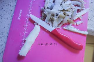 用刀把山药、紫薯去皮，山药生的时候去皮那个粘液会刺激皮肤所以我选择蒸熟了再去皮