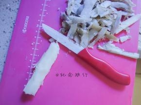 用刀把山药、紫薯去皮，山药生的时候去皮那个粘液会刺激皮肤所以我选择蒸熟了再去皮