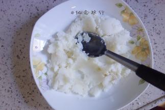 将山药和紫薯撵成泥备用，要是孩子小可以再过一次筛就更细腻