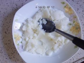 将山药和紫薯撵成泥备用，要是孩子小可以再过一次筛就更细腻