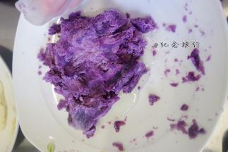 120g紫薯泥+8g左右核桃油混合均匀