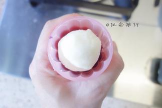 再选另外一个颜色的泥，称30g搓成椭圆形放入模具内