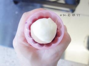 再选另外一个颜色的泥，称30g搓成椭圆形放入模具内