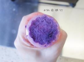 准备一个模具，放好插片将凹槽填满