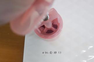 用一点力气压在盘子上