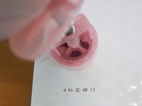 用一点力气压在盘子上