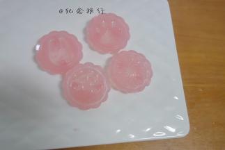 花片的选择要是用花型对应颜色的做法，花片不要选纹路很细的，要选大面积的纹路简单的，比如兔子就比较适合做这种类型的