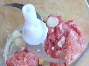 猪肉馅里放入葱、姜、蒜。