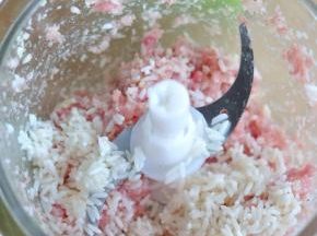 加入提前泡软的糯米，用电动绞肉机稍打几秒，打碎干料，顺便让肉馅更粘。然后放些盐、生抽、料酒调匀。