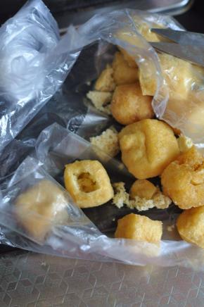 油豆腐用剪刀剪开口，挖出里面的豆腐。