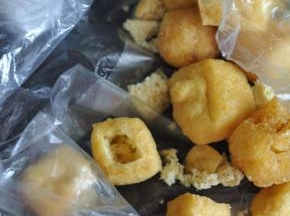 油豆腐用剪刀剪开口，挖出里面的豆腐。