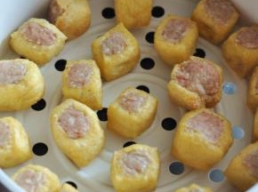 将肉馅塞入其中。