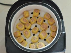 电饭煲下面加入水，放上蒸笼，蒸半小时。