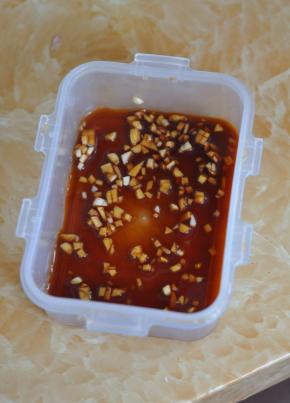 将蒜切粒，加入醋、味极鲜、蚝油。