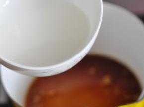 倒入锅中，加热后放入水淀粉勾芡。