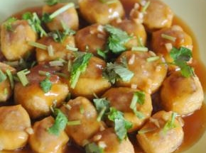 最后将汤汁浇在油豆腐上面，撒上香菜。