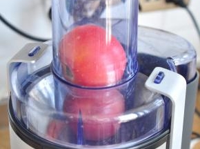 将番茄洗净，直接放入大口径的料理机内。