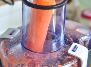 胡萝卜去皮，也放入料理机内。