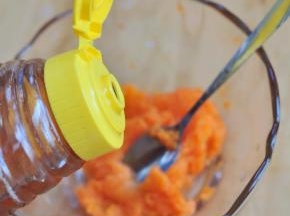 果汁和果渣里都可以加入蜂蜜，果汁直接饮用，果渣可以做面膜。