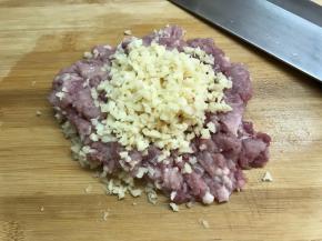 新鲜猪肉买回来后洗净和莲藕一起剁成沫。