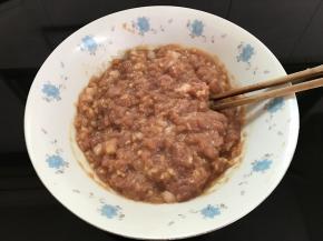 放入调料搅匀后加入适量清水慢慢打到有粘性。