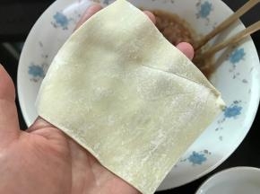 取一馄饨皮。