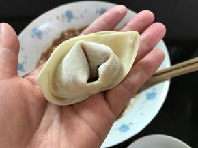 再把两个角回翻过来。馄饨就包好了。
