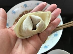 再把两个角回翻过来。馄饨就包好了。