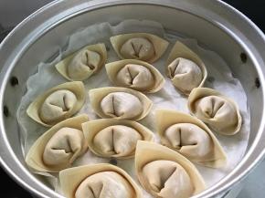 把包好的馄饨放入蒸锅蒸熟。