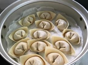 把包好的馄饨放入蒸锅蒸熟。