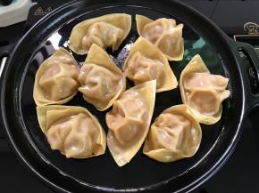 放入蒸熟了的馄饨。