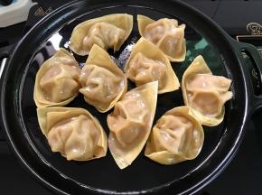 放入蒸熟了的馄饨。