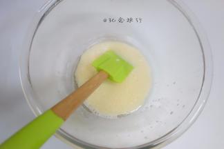 1、	水 盐 玉米油搅拌均匀混合搅拌至发白,水油充分乳化备用，看不到油点，有点稠稠的状态