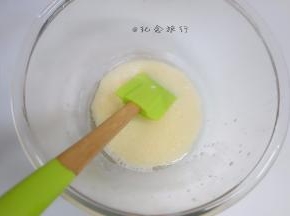 1、	水 盐 玉米油搅拌均匀混合搅拌至发白,水油充分乳化备用，看不到油点，有点稠稠的状态