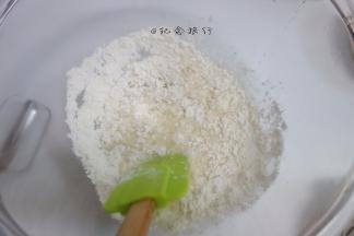 筛入低筋面粉混合均匀