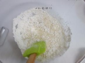 筛入低筋面粉混合均匀