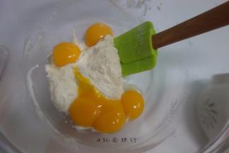   加入2个蛋黄拌匀，我这里翻倍做了，后蛋法做得面糊不容易起疙瘩非常顺滑面糊成丝带般落下，