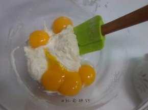   加入2个蛋黄拌匀，我这里翻倍做了，后蛋法做得面糊不容易起疙瘩非常顺滑面糊成丝带般落下，