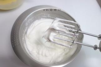 蛋白打发注意的就是容器要无水无油，五个蛋白几滴白醋或者柠檬汁，蛋白分三次加入白砂糖，打至湿性发泡跟干性发泡之间的状态，千万别打过头哦