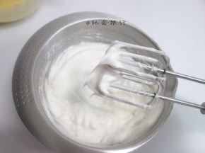 蛋白打发注意的就是容器要无水无油，五个蛋白几滴白醋或者柠檬汁，蛋白分三次加入白砂糖，打至湿性发泡跟干性发泡之间的状态，千万别打过头哦