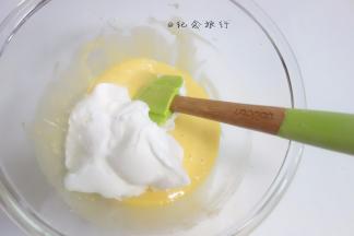蛋黄面糊分两次加入蛋白霜翻拌均匀，是翻拌、切拌，用蛋抽的话Z字形搅拌，从底部挖上来一堆再甩掉，这里不能用搅拌器也不能打圈！！会消泡消泡消泡！  