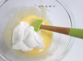 蛋黄面糊分两次加入蛋白霜翻拌均匀，是翻拌、切拌，用蛋抽的话Z字形搅拌，从底部挖上来一堆再甩掉，这里不能用搅拌器也不能打圈！！会消泡消泡消泡！  
