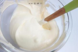 混合好的面糊是这样的状态，有点稠稠的不是很稀的那种
